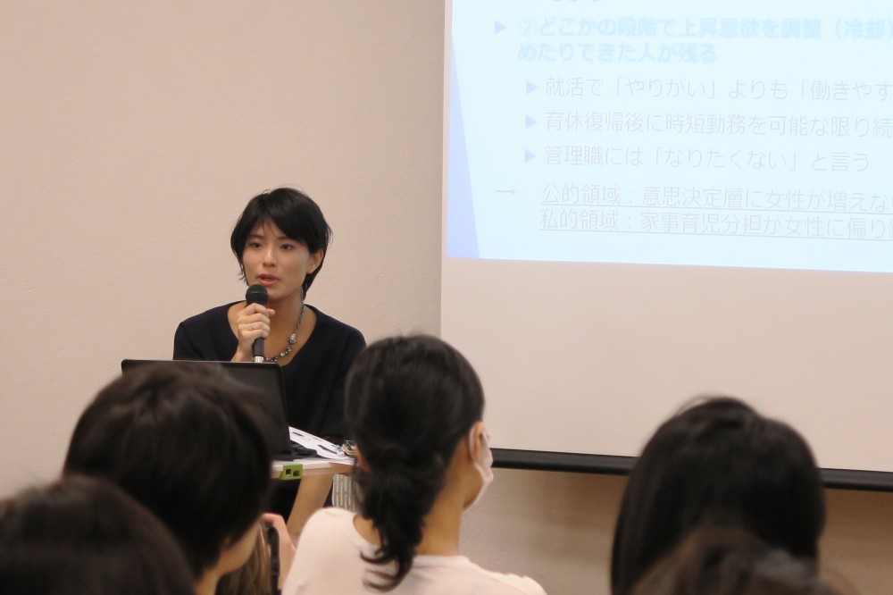 育休世代の代表的存在の中野円佳さん。ワーママらしく当日、会場にお子さんの姿も。