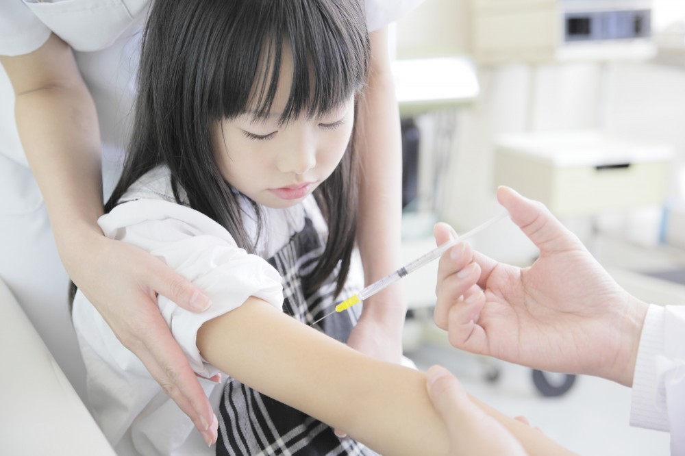 大人でも嫌な注射。子どもに受けさせるのは大変だけど・・・。必要ですね〜。