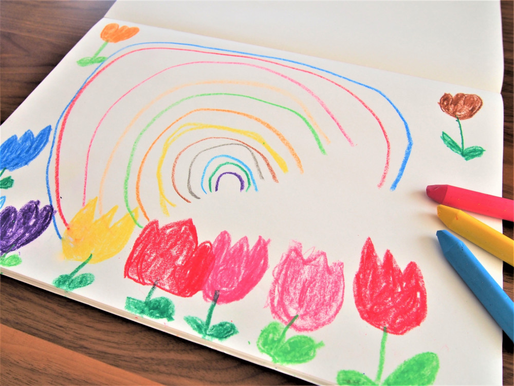 子どもが「描いた絵」や「保育園の作品」どうしてる？処分の基準と収納方法 | BRAVA（ブラーバ）