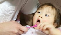 何をやってもイヤ！乳幼児期（2歳〜3歳）の「歯みがき」はどう乗り越える？